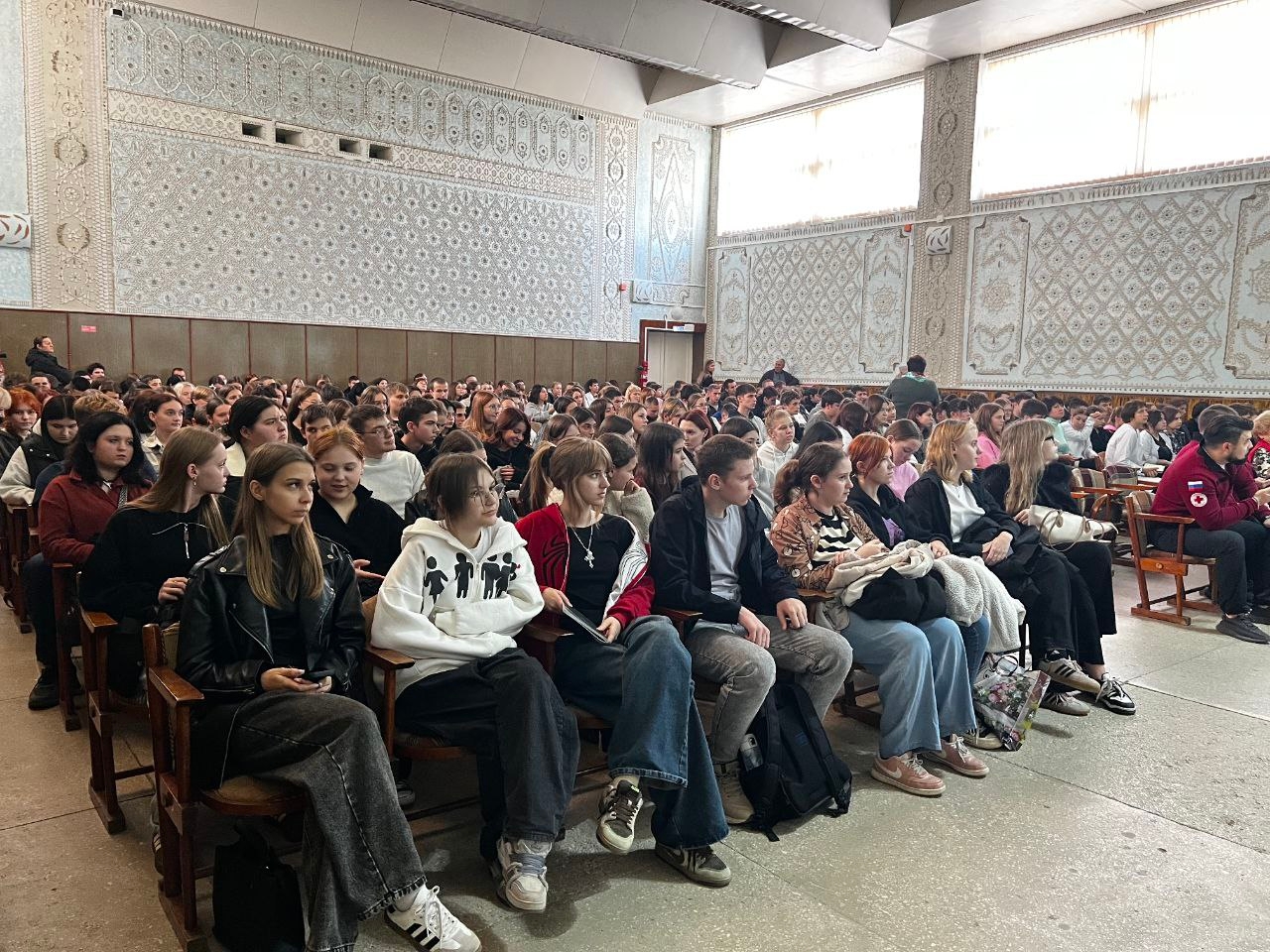 Изображение выглядит как одежда, человек, обувь, женщина Содержимое, созданное искусственным интеллектом, может быть неверным.