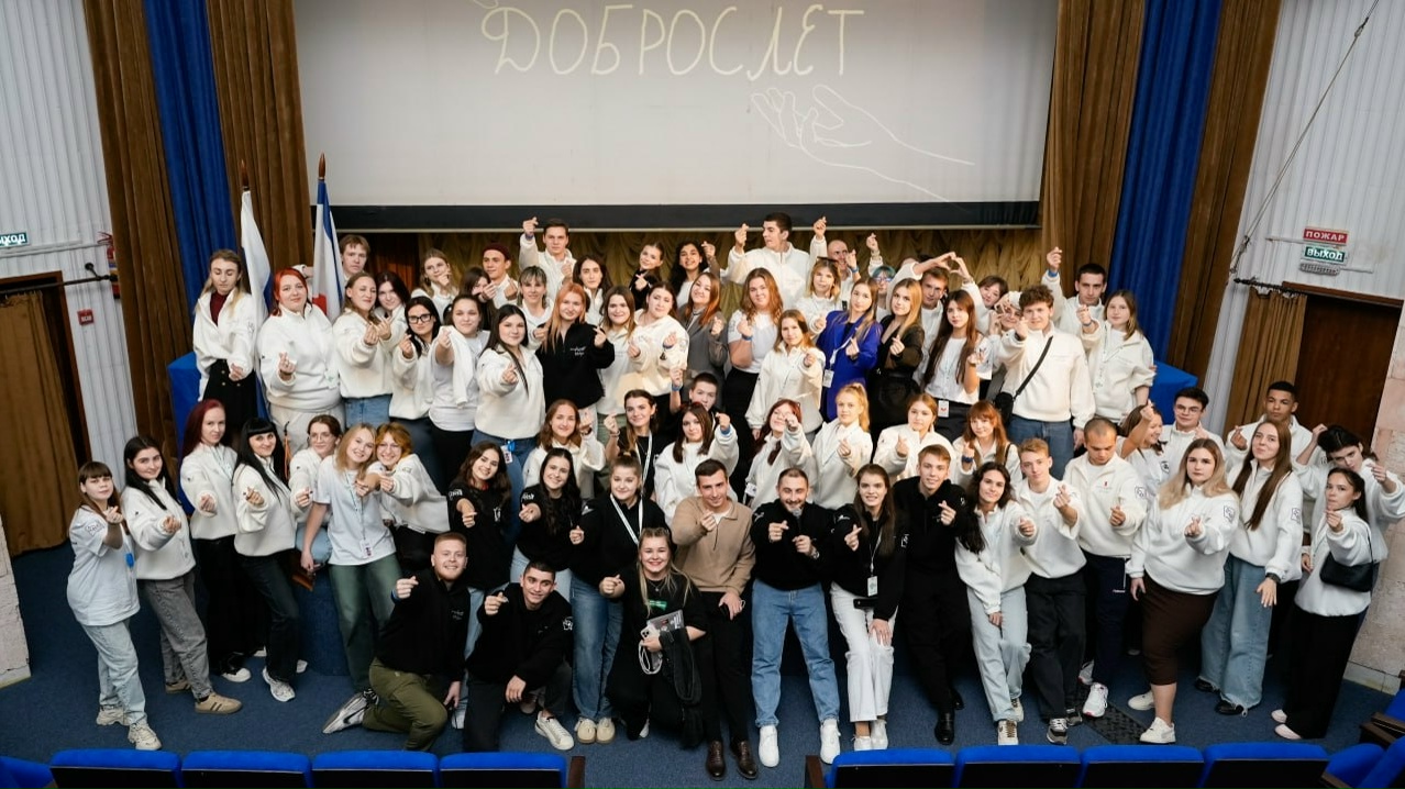 Изображение выглядит как одежда, человек, в помещении, группа Содержимое, созданное искусственным интеллектом, может быть неверным.