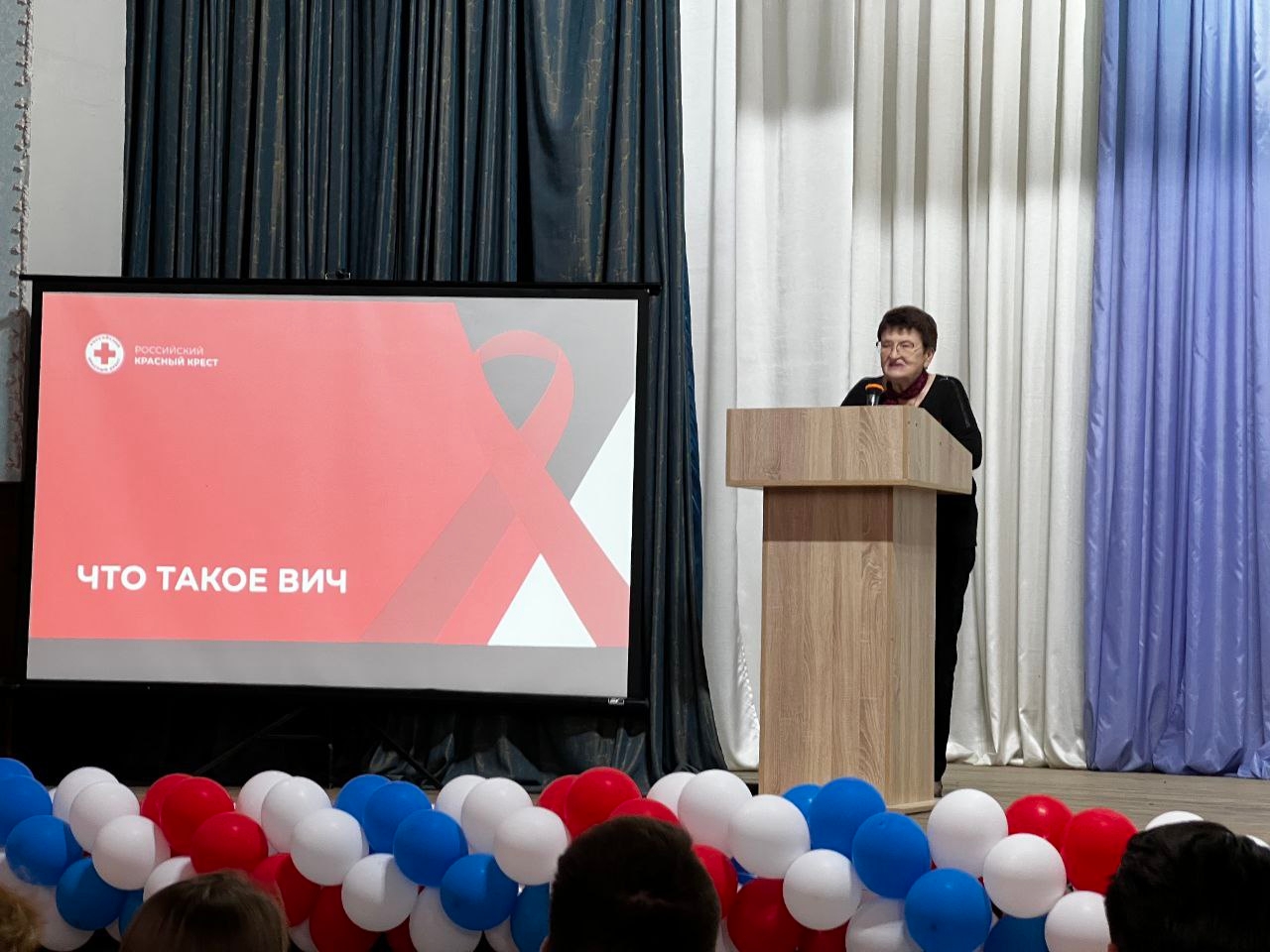 Изображение выглядит как одежда, Публичное выступление, Оратор, презентация Содержимое, созданное искусственным интеллектом, может быть неверным.