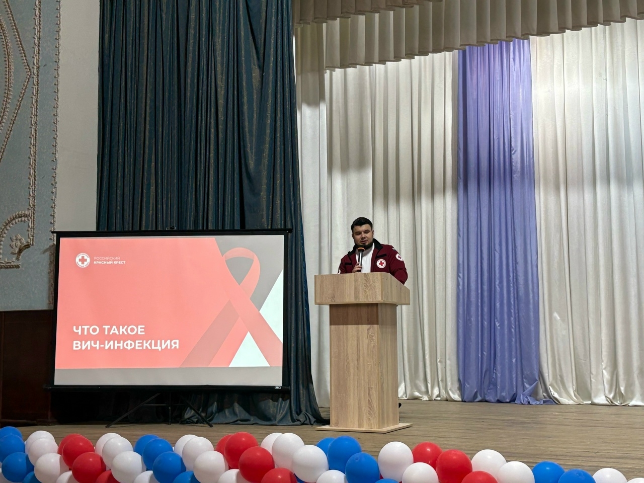 Изображение выглядит как в помещении, человек, текст, Подиум Содержимое, созданное искусственным интеллектом, может быть неверным.