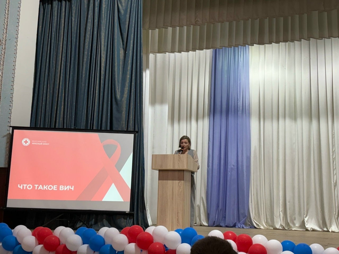 Изображение выглядит как в помещении, Публичное выступление, презентация, занавеска Содержимое, созданное искусственным интеллектом, может быть неверным.